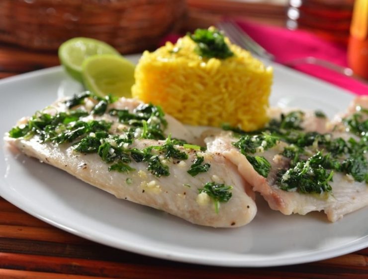 Pechugas de pollo con perejil y guarnición de arroz