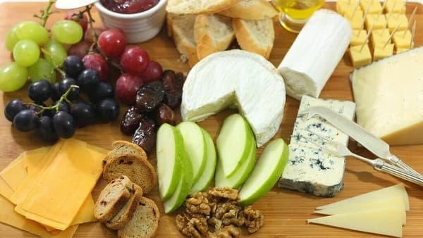 Tabla de quesos y frutos para entrada navideña comidas frías para navidad