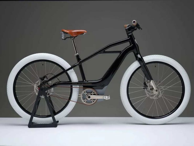 Moto eléctrica Harley-Davidson en una calle urbana con fondo de edificios modernos.