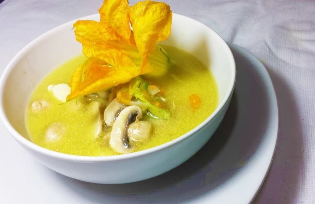 sopa con flor de calabaza con champignones