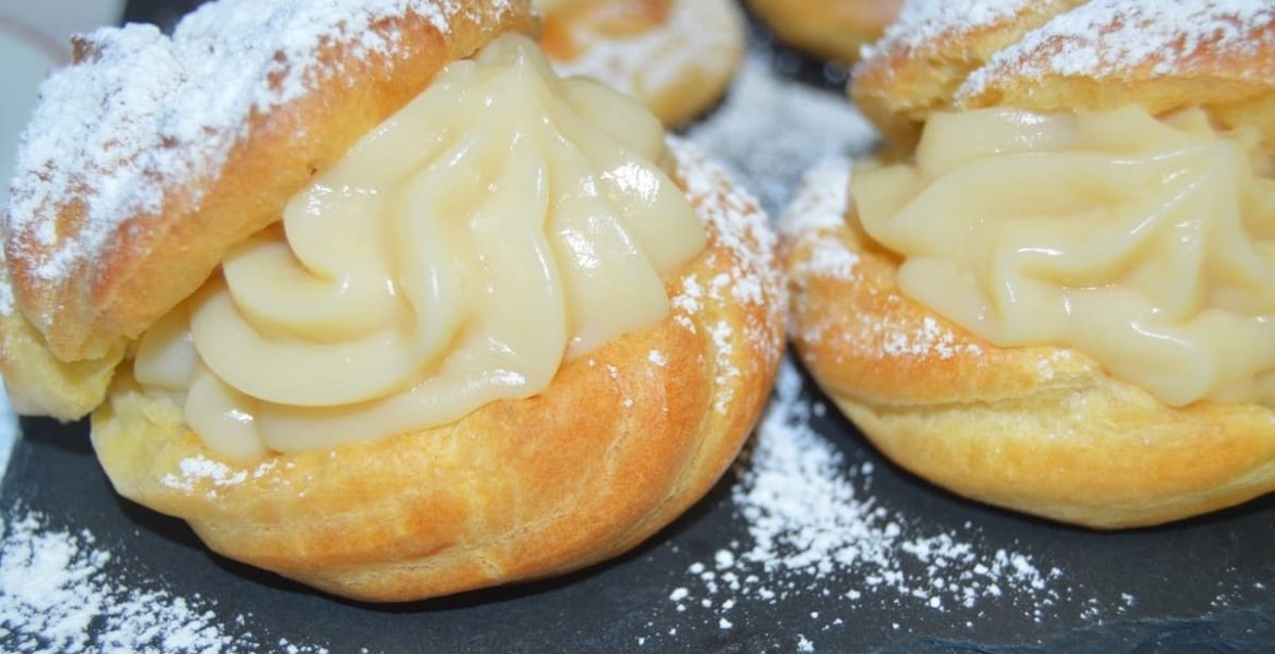 Profiteroles: receta tradicional de dulce francés que se hacen con pasta choux.
