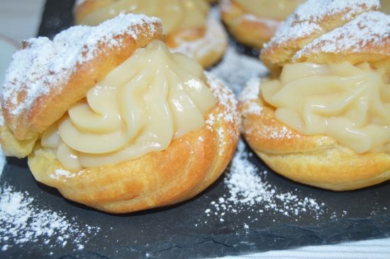 Profiteroles: receta tradicional de dulce francés que se hacen con pasta choux.