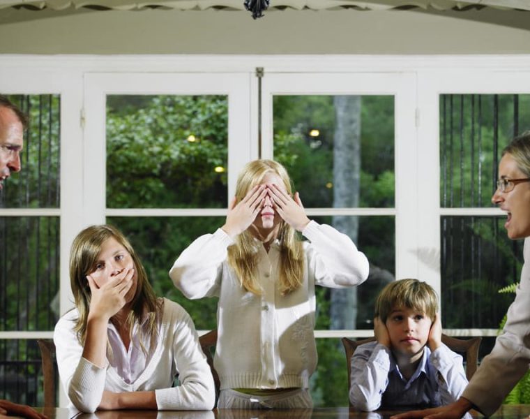 peleas familiares por secretos mentiras