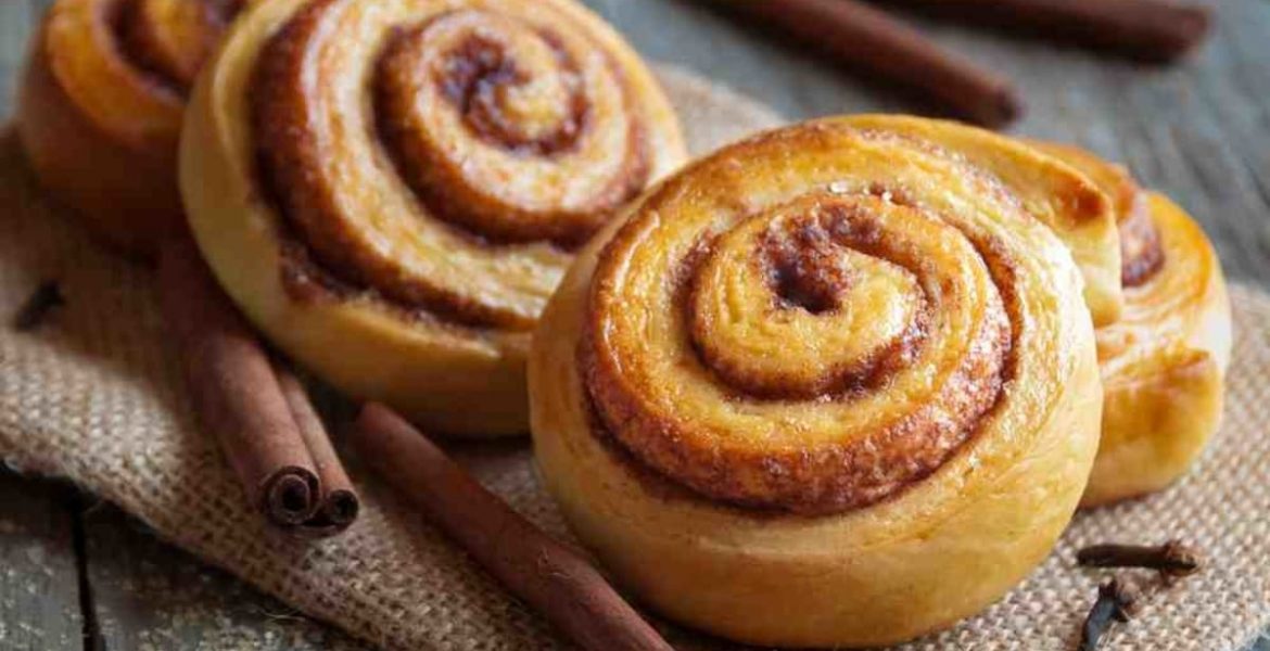 Porción de rollos de canela recién hechos