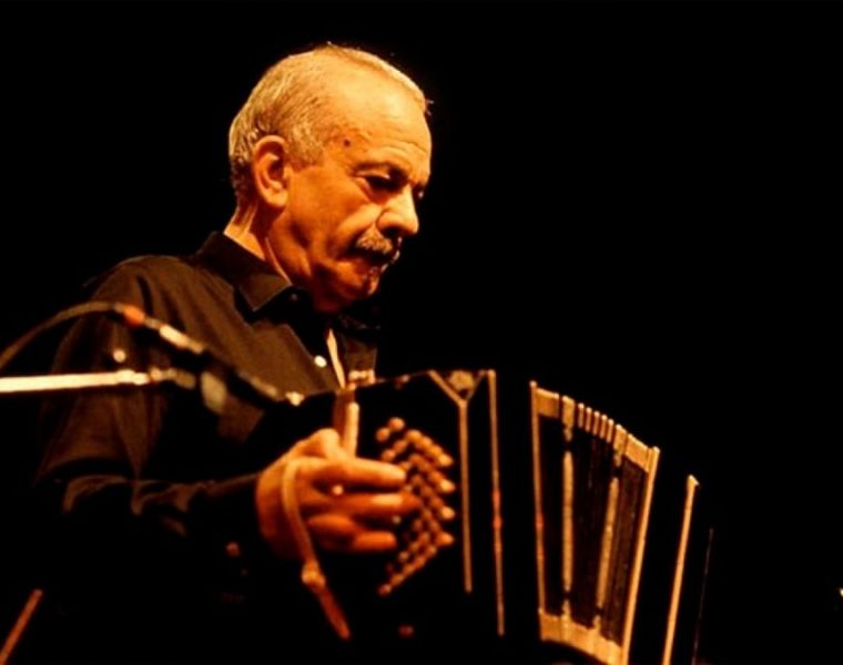 Astor Piazzolla en el escenario con su bandoneon