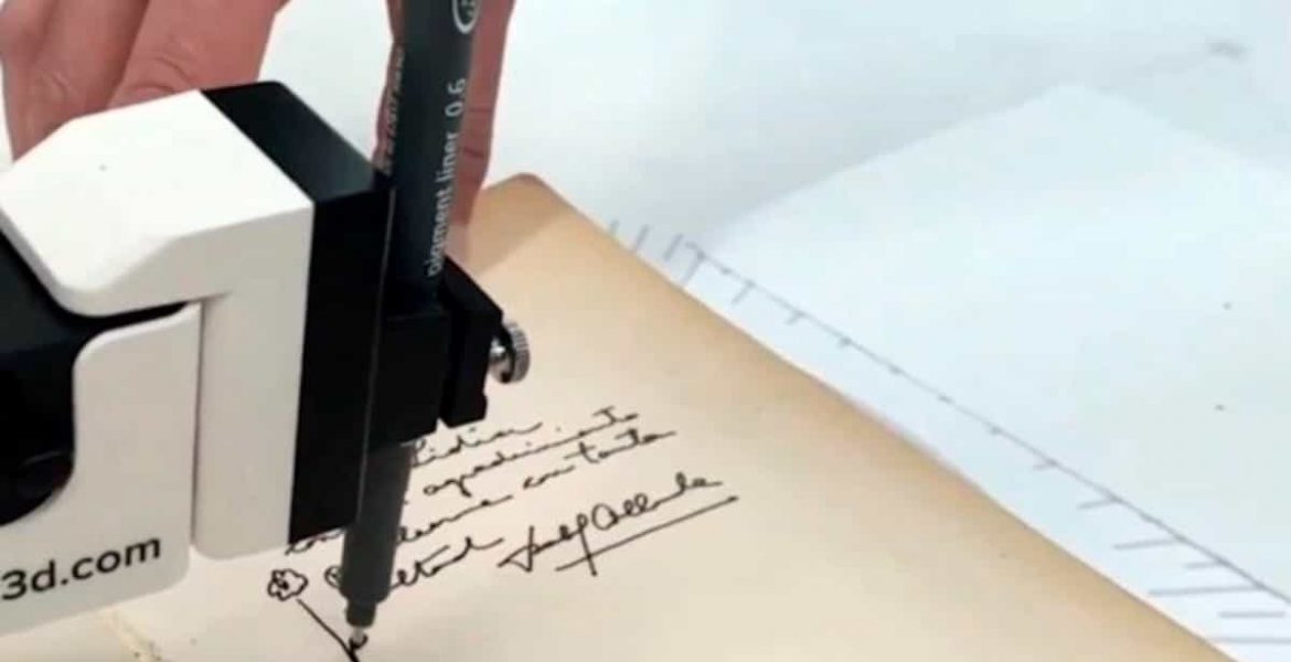 Isabel Allende firmó sus ejemplares con un brazo robótico 3