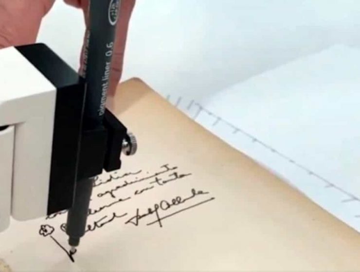 Isabel Allende firmó sus ejemplares con un brazo robótico 27 Isabel Allende firmó sus ejemplares con un brazo robótico 1