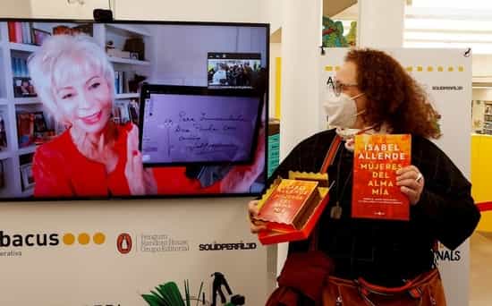 Isabel Allende firmó sus ejemplares con un brazo robótico 6 Isabel Allende firmó sus ejemplares con un brazo robótico 6