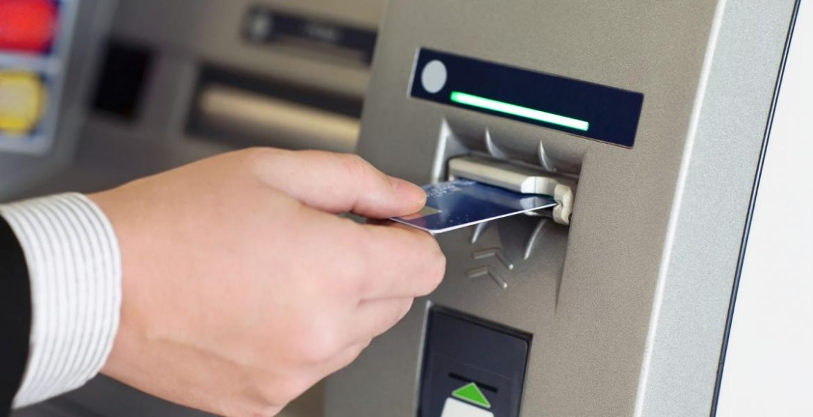 Cajero automático en un banco de Estados Unidos con medidas de seguridad