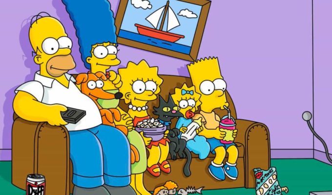Los Simpsons en el sofá: Homer, Marge, Bart, Lisa y Maggie viendo TV