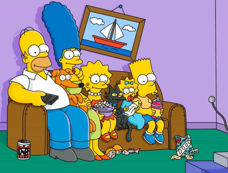 Los Simpsons en el sofá: Homer, Marge, Bart, Lisa y Maggie viendo TV