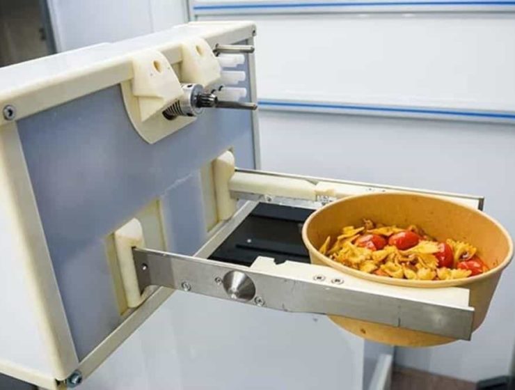 Letonia: un robot prepara comida rápida 8
