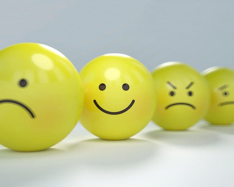 Imagen de pelotas amarillas con caritas que simbolizan inteligencia emocional