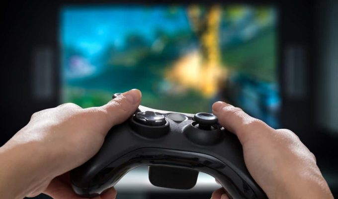 Gamer hispano en EE.UU. jugando con control de videojuegos