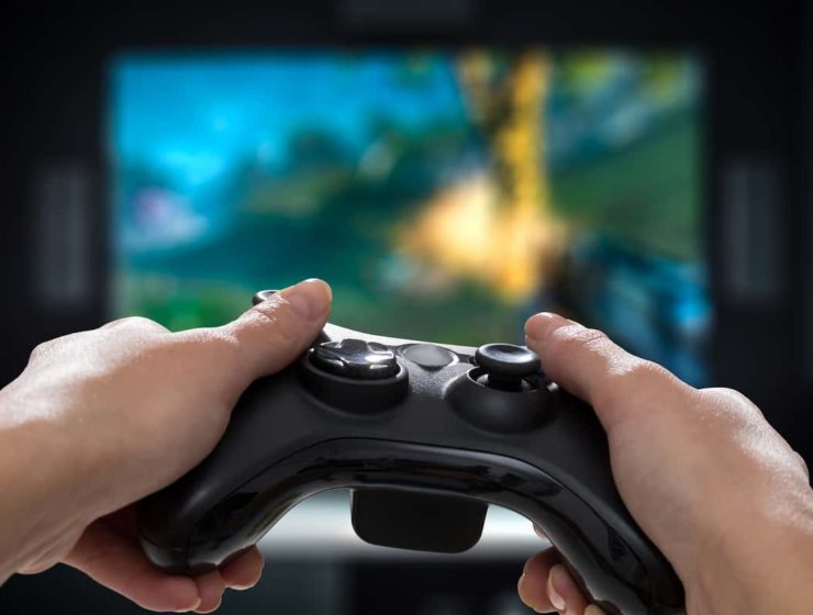 Gamer hispano en EE.UU. jugando con control de videojuegos