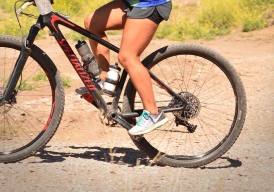 Rueda con tranquilidad: protege tu bicicleta con tu teléfono. Ciclista rodando en una bicicleta de montaña Specialized, la cual puede ser rastreada y protegida con apps y un localizador GPS.