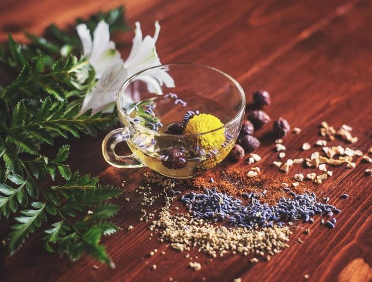 Cómo hacer blends de té en casa, fáciles y originales 3 Taza de té con hierbas, especias y flores para preparar blends caseros