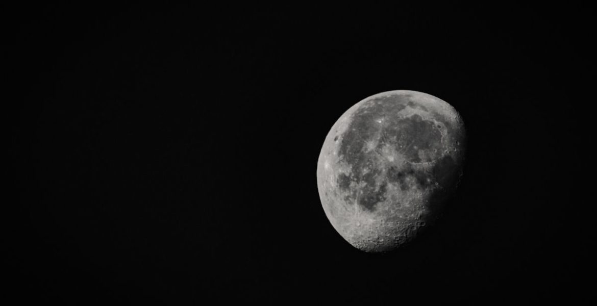 Luna en el cielo nocturno representando el significado del signo lunar en astrología