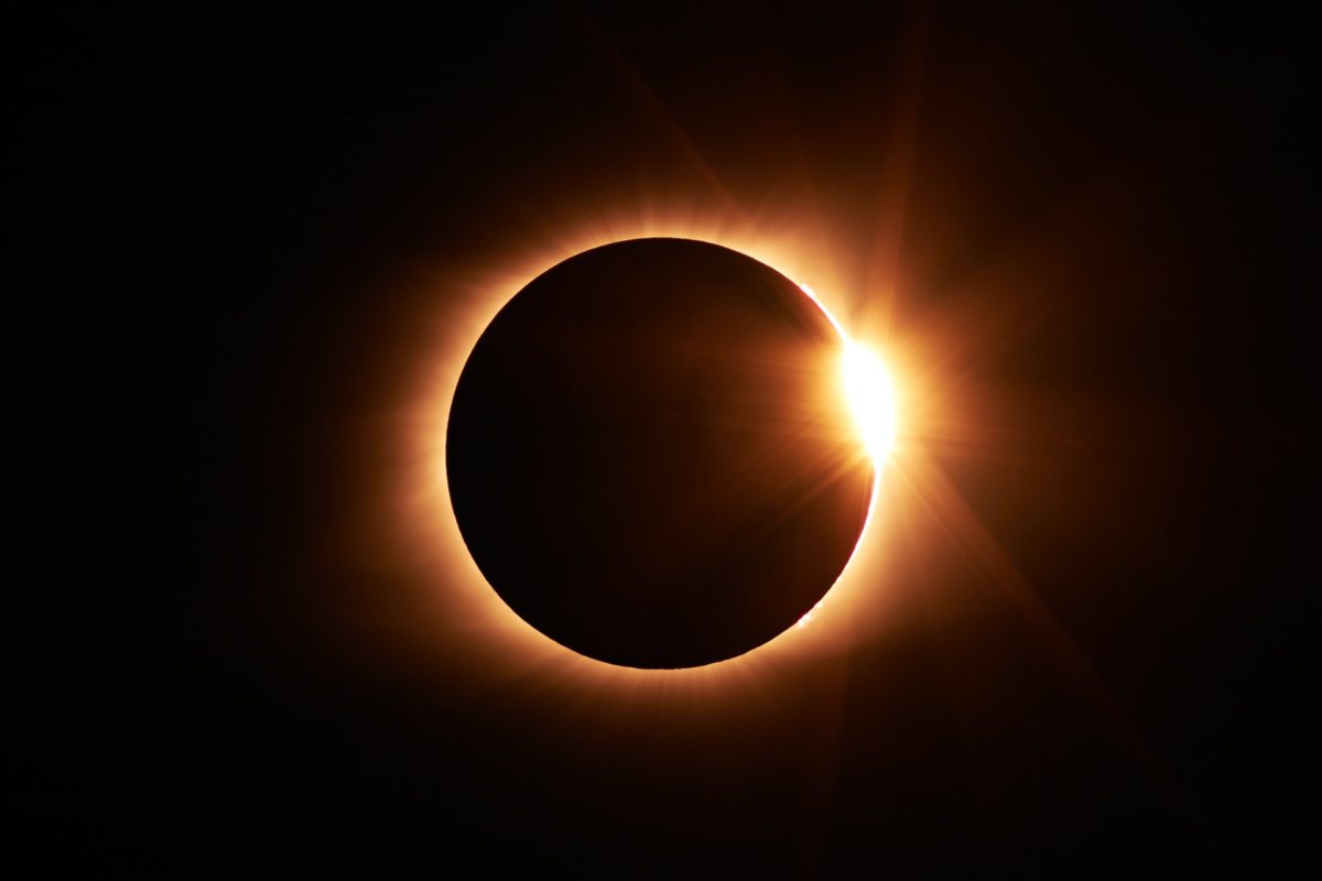 Luna llena en Tauro con eclipse lunar: el impacto en la energía y el karma
