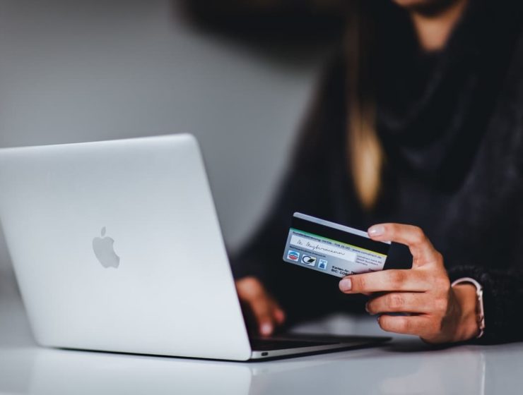 Mujer comprando con su laptop aprovechando el Black Friday