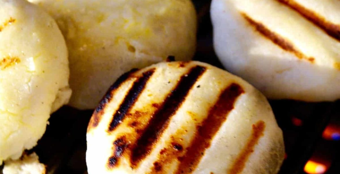 Fotos de arepas venezolanas caseras recién horneadas.