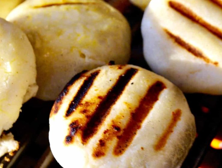 Fotos de arepas venezolanas caseras recién horneadas.