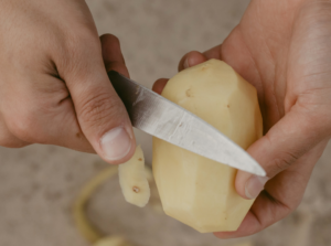 Cómo pelar papas en la mitad de tiempo 10