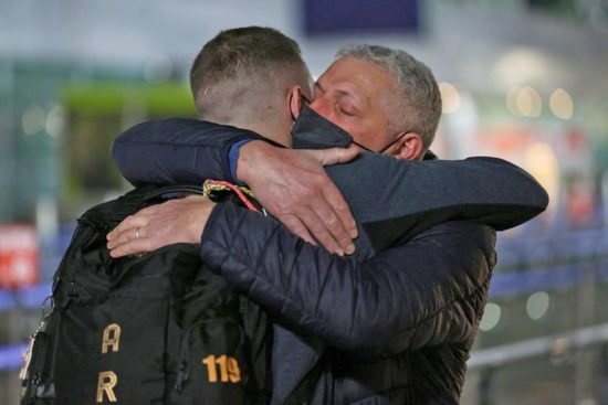 ezeiza hall de los abrazos