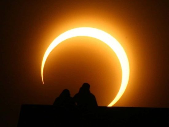eclipse solar Imagen de un tipo de eclipse solar que no llega a ser total en el momento de la foto