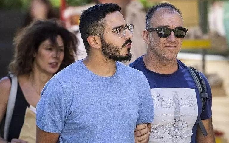 El estafador de Tinder: seducía para robar millones de dólares 6