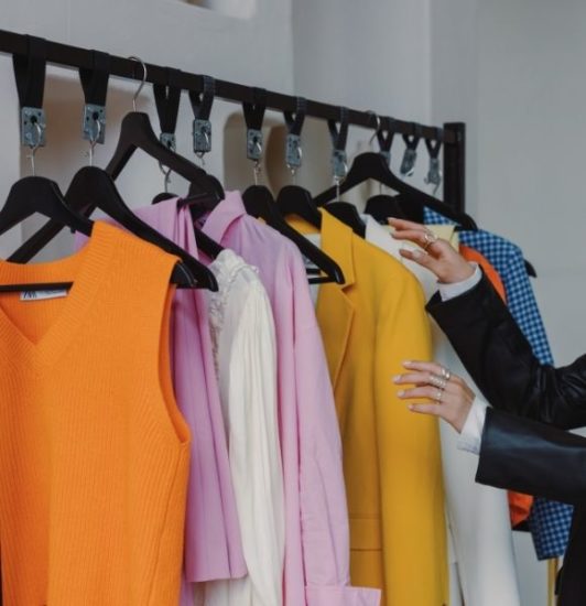 Sistema de organización de armario sin cajones con contenedores y divisores para maximizar el espacio