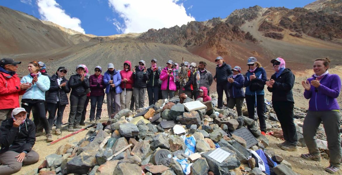 Homenaje a la vida: 31 pacientes recuperados de cáncer de mama llegaron hasta el avión del Milagro de los Andes 5