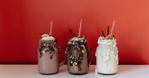 Cómo hacer un milkshake de banana y dulce de leche 7