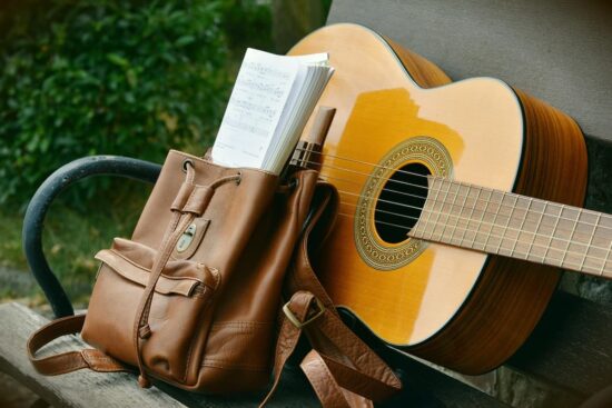 cuaderno con lecciones de guitarra para principiantes