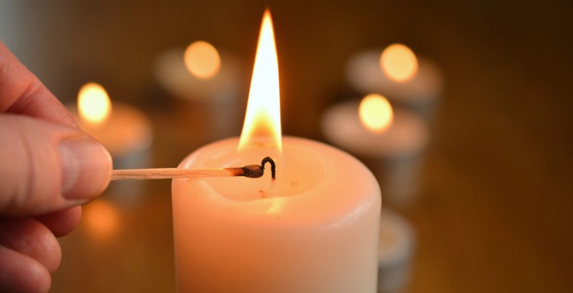 Qué significa escribir el nombre de alguien en una vela 1