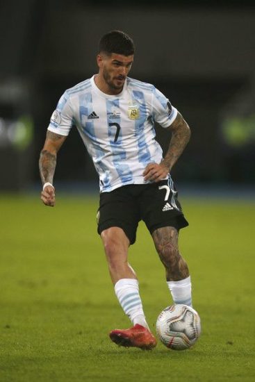 Futbolista de Argentina, en el campo, siendo un referente de estilo en los cortes de pelo masculinos y las tendencias que inspiran a la juventud.
