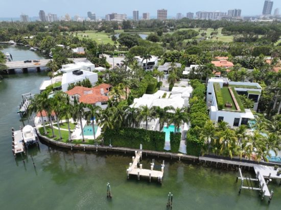 Fachada de la mansión de Shakira en Miami con más de 30 metros de muelle privado sobre la Bahía de Biscayne. Foto: GTRES