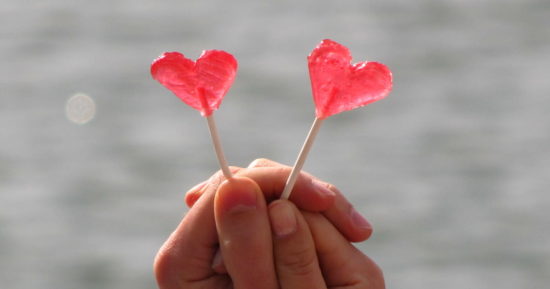 Corazones de caramelo que simbolizan el amor de pareja