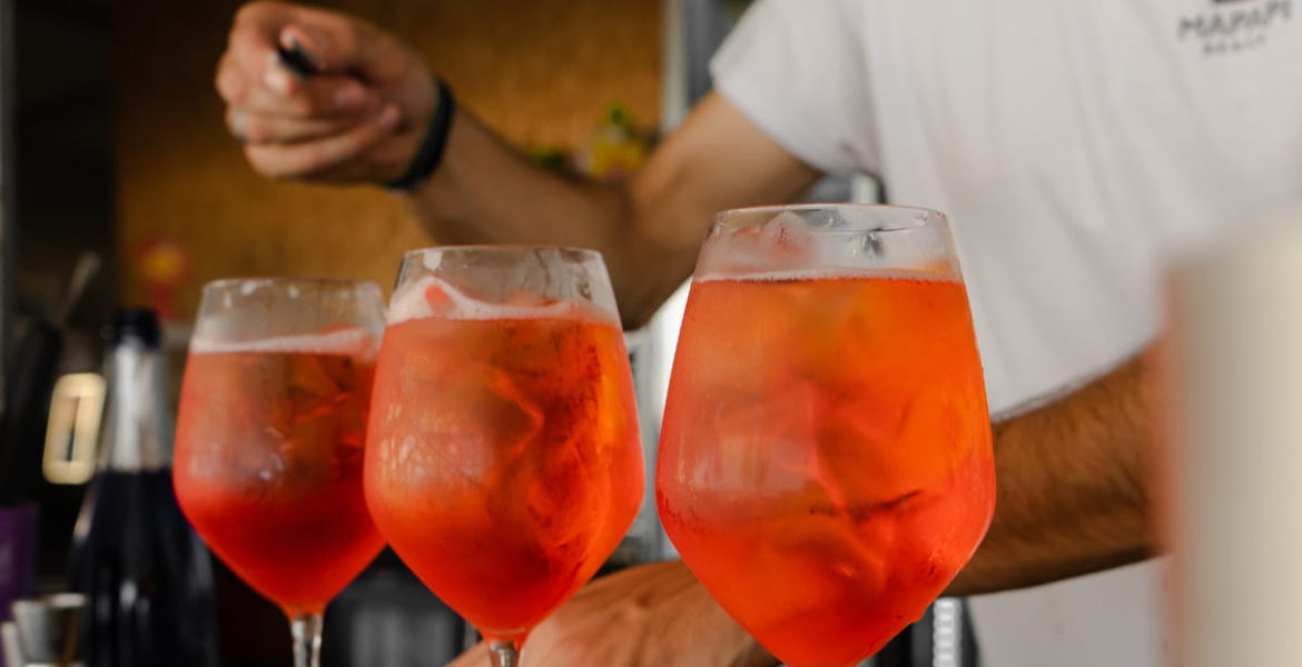 Bebidas frutales y tragos sin alcohol: coctelería 2025 8