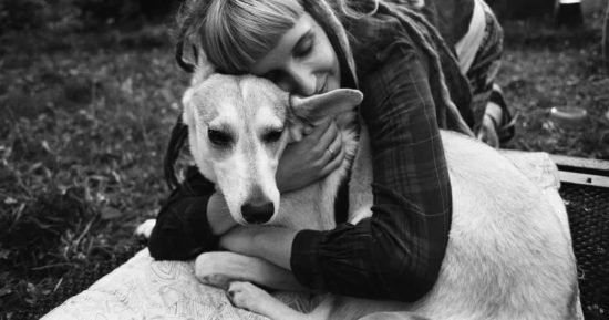 Mujer abrazando a su perro-