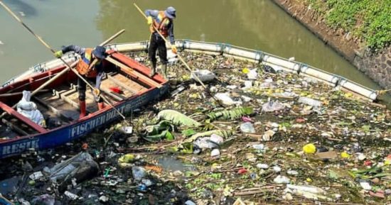 La barrera flotante que limpia la basura plástica del río 7