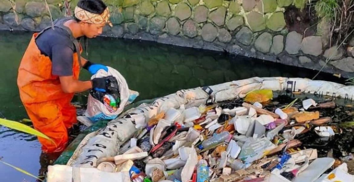 La barrera flotante que limpia la basura plástica del río 5