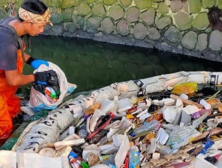 La barrera flotante que limpia la basura plástica del río 1