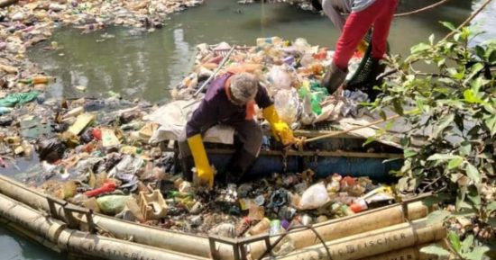 La barrera flotante que limpia la basura plástica del río 9