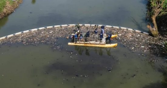 La barrera flotante que limpia la basura plástica del río 6
