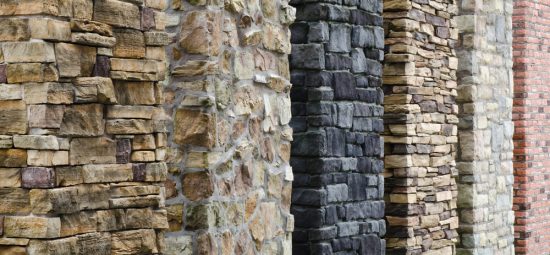 Paneles de piedra laminada listos para una instalación rápida y sencilla en fachadas.