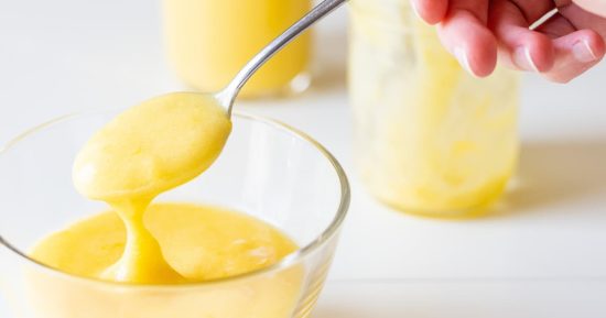 Crema pastelera suave y liviana en un recipiente de vidrio