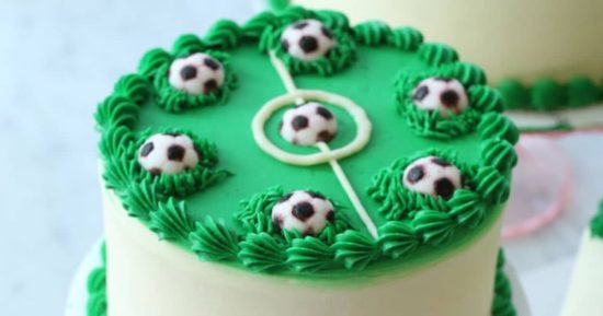 Pastel soccer estilo campo verde decorado con mini balones de fondant