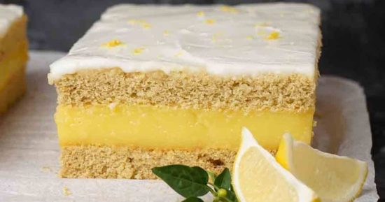 Mezclando ingredientes para hacer cuadraditos de limón: harina, manteca, azúcar y limón.