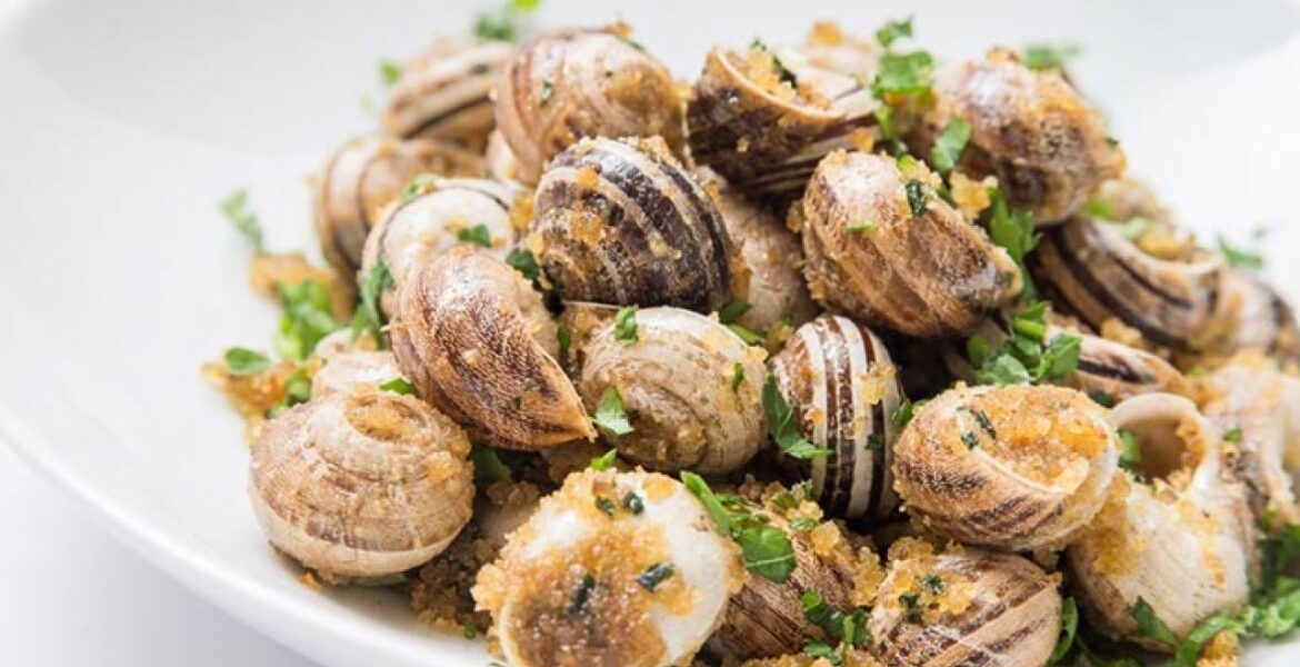 Alt text: caracoles a la bordalesa cocidos en salsa tradicional francesa